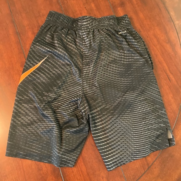 Nike Shorts Youth - Picture 2 of 3